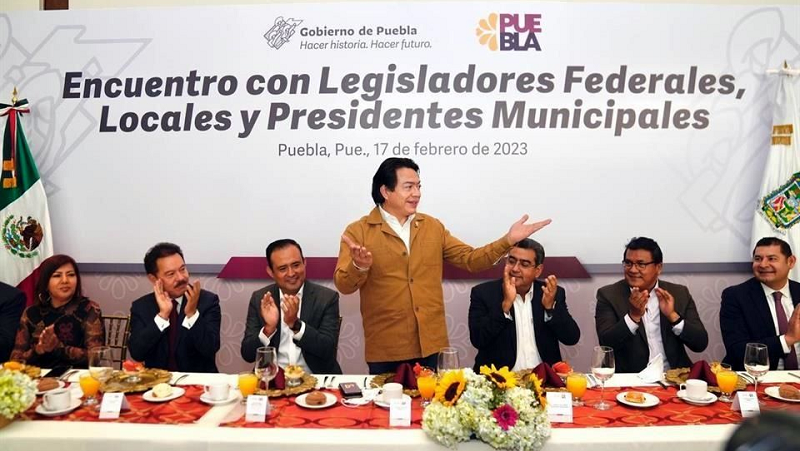 En la reunión estuvo como invitado el ex priísta y ex panista Sergio Salomón, ahora gobernador sustituto, tras la muerte de Barbosa. (Especial)