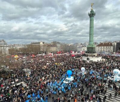 Manifestantes se reúnen en la plaza de la Bastilla para asistir a una manifestación contra la reforma de pensiones de Macron. AFP
