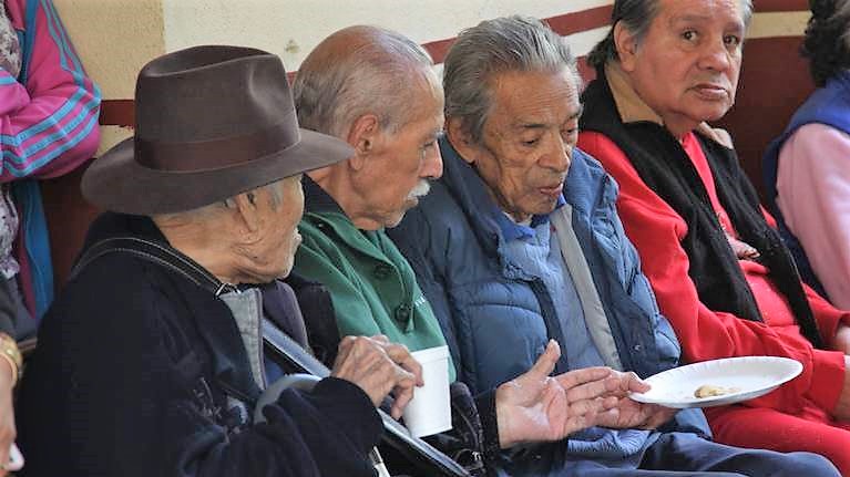 Dos adultos de la tercera edad caminan sobre un paseo peatonal en Cuernavaca, en el Estado de Morelos, el 8 de marzo de 2023. MARGARITO PÉREZ RETANA (CUARTOSCURO)