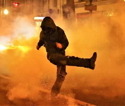 Un manifestante choca con la policía antidisturbios durante una manifestación contra la reforma de las pensiones del Gobierno, en París, Francia, el 23 de marzo de 2023. © Nacho Doce/Reuters