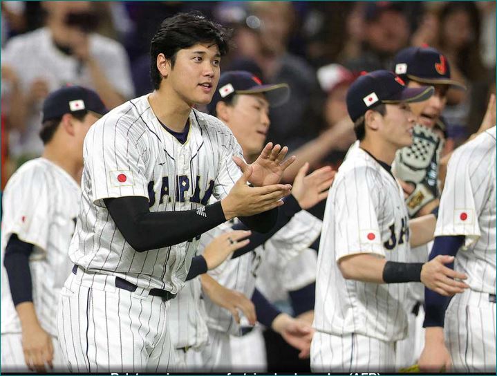 Peloteros japoneses celebran el ponche. (AFP)