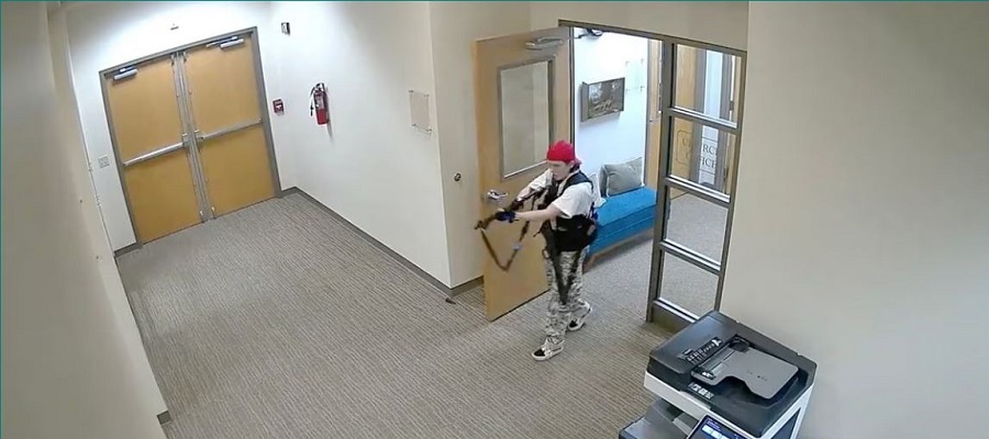 Una captura de pantalla de la atacante, identificada como Audrey Elizabeth Hale, dentro del colegio Covenant de Nashville (Tennessee), este lunes durante el tiroteo. Foto: POLICÍA METROPOLITANA DE NASHVILLE (EFE) | Vídeo: AP