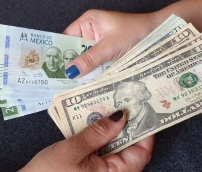 Una mujer intercambia dólares por pesos mexicanos. FJZEA (GETTY IMAGES/ISTOCKPHOTO)
