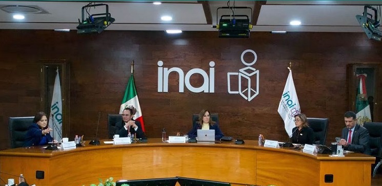 Comisionados del INAI durante una sesión extraodinaria en la sede del instituto en Ciudad de México, el pasado 31 de marzo. ROGELIO MORALES PONCE (CUARTOSCURO)