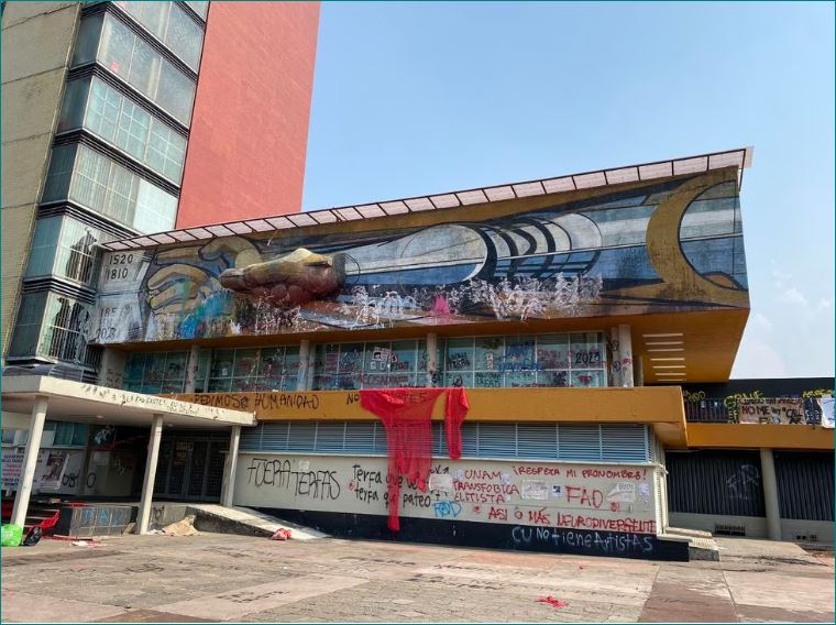 El mural de Siqueiros vandalizado, consignas contra la transfobia fueron pintadas en las paredes y ventanas. RS