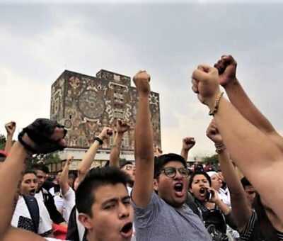 "¡El que no brinque es Graue!", coreaban los manifestantes. (Archivo)