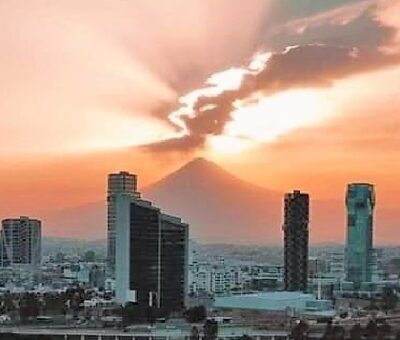 Crepúsculo, volcán y parte de la ciudad de Puebla. (Facebook)