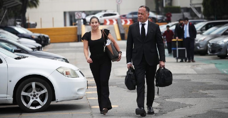 Miguel Ontiveros, abogado defensor del ex director de Pemex, Emilio Lozoya, a su salida de los juzgados del Reclusorio Norte para una audiencia, en la Ciudad de México, el 27 de abril de 2023. Foto Yazmín Ortega Cortés