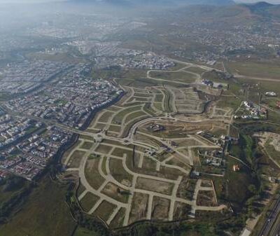 Vista panorámica del fraccionamiento Lomas de Angelópolis, en la ciudad de Puebla, edificado por el Grupo Proyecta, el cual pretende extender esta zona residencial con el desarrollo inmobiliario de lujo City Lomas Ocoyucan, en la localidad Santa María Malacatepec, municipio de Santa Clara Ocoyucan. Foto Es Imagen