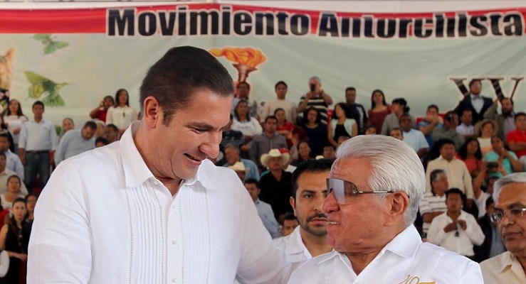 El gobernador sustituto, Sergio Salomón Céspedes refrenda su fe priísta y le tira salvavidas a la moribunda organización de derecha y grupo de choque del PRI. Foto: Antorcha Puebla