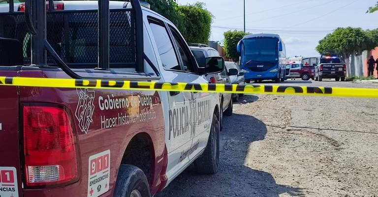 Al lugar arribaron elementos de la Policía Municipal, Policía Estatal y paramédicos de la Cruz Roja. Foto: Gustavo Ortiz | El Sol de Puebla