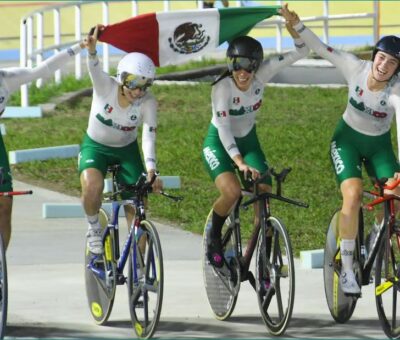 El equipo femenino de México celebra su medalla de oro obtenida en el evento de persecución por equipos de ciclismo de pista, en los Juegos Centroamericanos. @COM_MEXICO (RR SS)