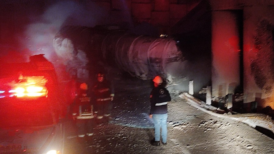 Muere un hombre por la explosión de una pipa de combustible en Puebla. (Megamedia).