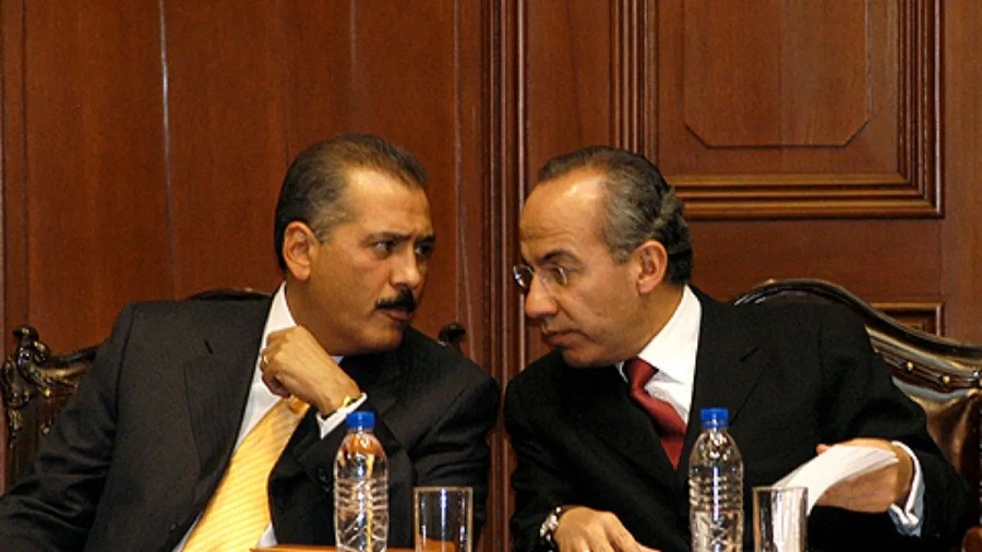 Cuando el proyecto neoliberal corría a la para de la corrupción. El PRIAN en pleno conciliábulo. Foto Archivo: Manlio Fabio Beltrones Rivera y Felipe Calderón.