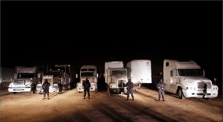 Policías frente a camiones de carga robados, a las afueras de Tijuana (Baja California), en una imagen de archivo. GUILLERMO ARIAS (AP)