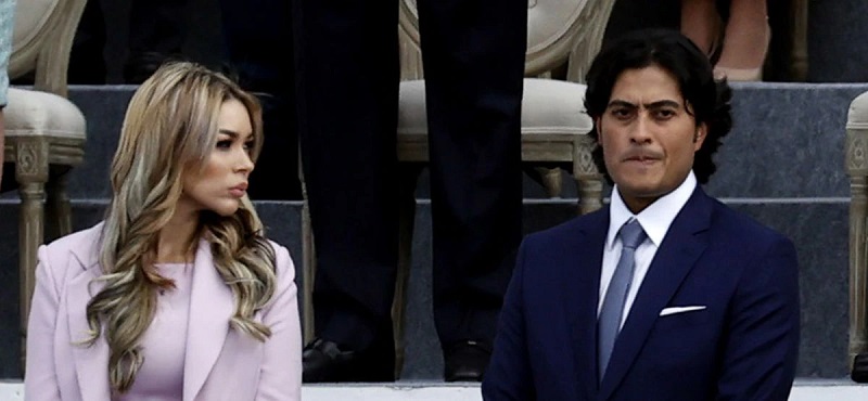 Nicolás Petro Burgos, hijo del presidente Gustavo Petro junto a su exesposa Day Vásquez en la ceremonia de investidura del presidente Gustavo Petro, en la Plaza Bolívar de Bogotá. MAURICIO DUEÑAS CASTAÑEDA (EFE)