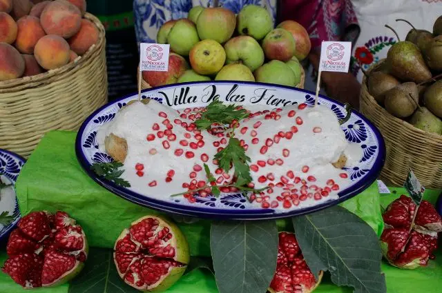 Para este año, el sector restaurantero espera vender más de 4.5 millones de chiles en nogada preparados por cocineros y chefs en el estado (Foto / Agencia Enfoque)