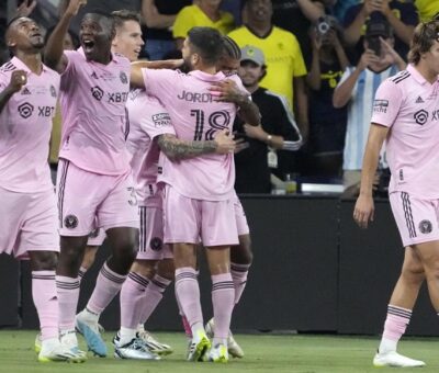 Lionel Messi y su gol con el Inter Miami Foto: Mark Humphrey. EFE