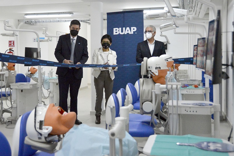 Inaugura rectora María Lilia Cedillo laboratorios de simulación en la Facultad de Estomatología. (Especial)