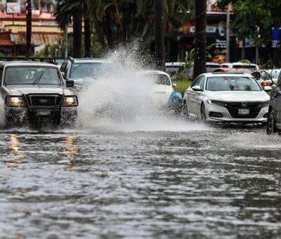 Vehículos transitan por una calle inundada en Acapulco, Guerrero, debido a las lluvias provocadas por el huracán Hilary. Foto: EFE | Vídeo: REUTERS