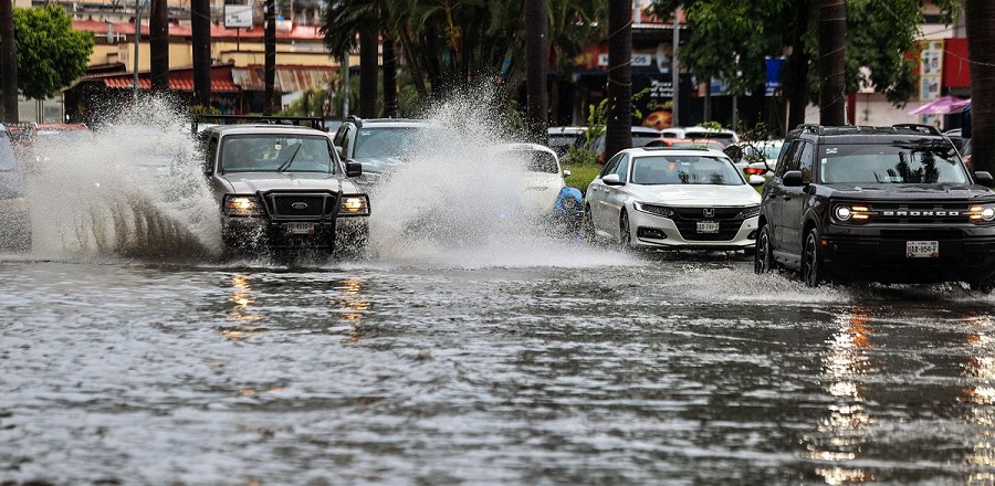 Vehículos transitan por una calle inundada en Acapulco, Guerrero, debido a las lluvias provocadas por el huracán Hilary. Foto: EFE | Vídeo: REUTERS