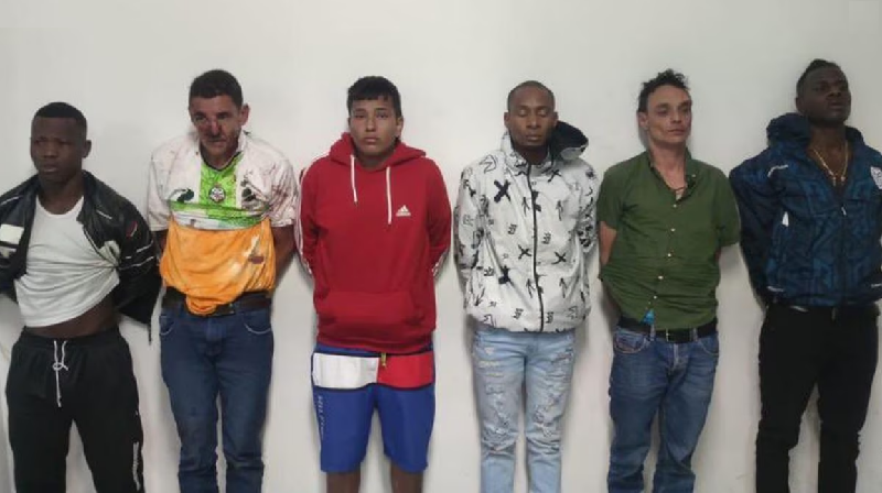 Autoridades ecuatorianas presentan en una rueda de prensa a los seis capturados por el asesinato del candidato presidencial Fernando Villavicencio. GOBIERNO DE ECUADOR
