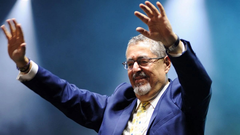 El binomio electo de Movimiento Semilla, al terminar la primera conferencia de prensa que ofrecieron como nuevas autoridades electas. (Foto Prensa Libre: Esvin García)