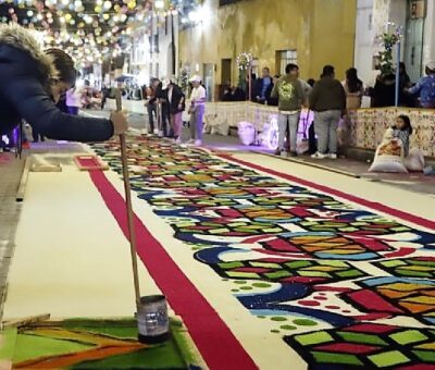 Huamantla cubre largas calles con arenilla y aserrín. (Archivo)