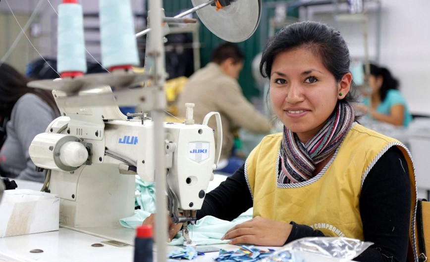Somos una región con alto nivel de desigualdad, el segundo más grande el mundo, donde el 10 por ciento más rico se lleva hasta 60 por ciento del ingreso, y menos de un cuarto de ello se transforma en inversión productiva. “Existen los recursos para procesar las materias primas, pero las oligarquías optan por usar de otra forma sus activos”. Foto: ANDINA / difusión.
