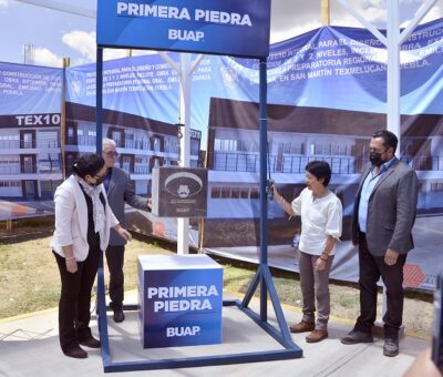 Colocan la primera piedra para nuevos edificios en la Preparatoria Emiliano Zapata, en San Martín Texmelucan. (BUAP)