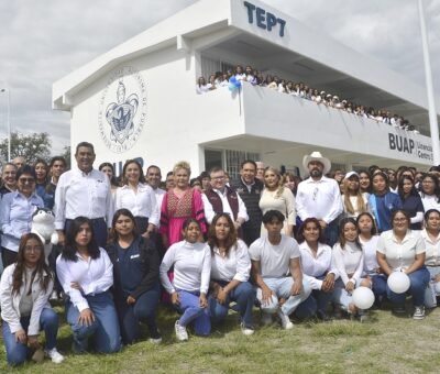 La rectora Lilia Cedillo, al inaugurar el nuevo inmueble en el municipio de Tepeaca. (Especial)