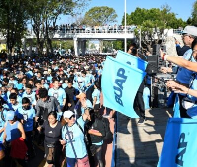 El banderazo de salida lo dio la rectora María Lilia Cedillo Ramírez, quien además corrió los 6.5 kilómetros en compañía de los contingentes universitarios. (Especial)