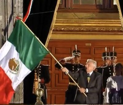 El presidente Andrés Manuel López Obrador dio esta noche su penúltimo Grito de Independencia, en el cual incluyó por primera vez vivas a los migrantes. (Especial)