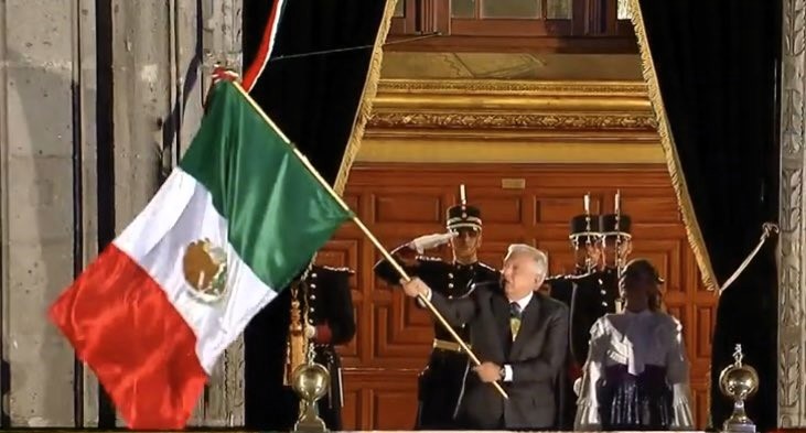 El presidente Andrés Manuel López Obrador dio esta noche su penúltimo Grito de Independencia, en el cual incluyó por primera vez vivas a los migrantes. (Especial)