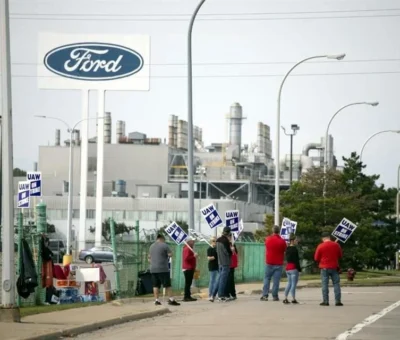 Los miembros de United Auto Workers hacen huelga en la planta de ensamblaje de Ford en Wayne, Michigan. Crédito: AFP