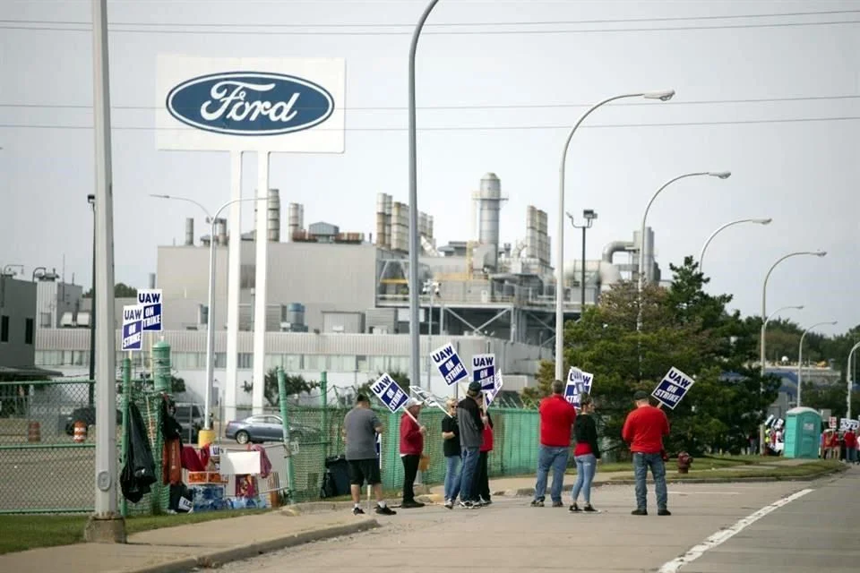Los miembros de United Auto Workers hacen huelga en la planta de ensamblaje de Ford en Wayne, Michigan. Crédito: AFP