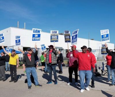 Piquetes del sindicato United Auto Workers, en la planta de Stellantis en Toledo (Ohio). REBECCA COOK (REUTERS)