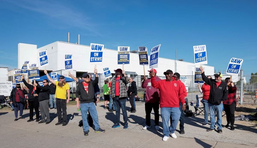 Piquetes del sindicato United Auto Workers, en la planta de Stellantis en Toledo (Ohio). REBECCA COOK (REUTERS)