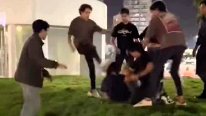 Los agresores de Neto Calderón se ampararon; Fiscalía pide ayuda a InterpolLa golpiza fue grabada en video. Foto: Especial
