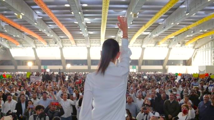 De igual forma, las corcholatas estatales aprovecharon para tomarse una fotografía con la virtual candidata | Foto: Bibiana Díaz | El Sol de Puebla