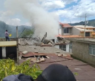 Cae avioneta sobre una vivienda en General Felipe Ángeles, Puebla; hay tres muertos. (Especial)