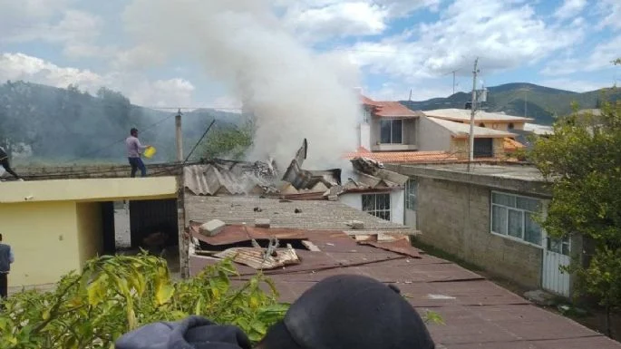 Cae avioneta sobre una vivienda en General Felipe Ángeles, Puebla; hay tres muertos. (Especial)