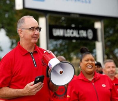 El presidente del sindicato United Auto Workers (UAW), Shawn Fain, el pasado martes en Bellville (Michigan), ante un centro de General Motors. EVELYN HOCKSTEIN (REUTERS)