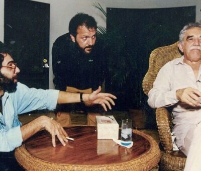 Desde la izquierda, el periodista Mauricio Vicent, el documentalista Jon Intxaustegi y Gabriel García Márquez, durante la entrevista en La Habana, en 1994. Vídeo: CARLOS MARTÍNEZ