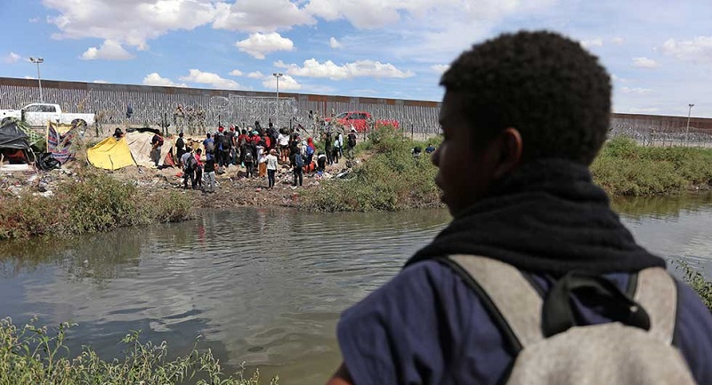 Un migrante en el río Bravo. Fernando Méndez / El Diario de Juárez