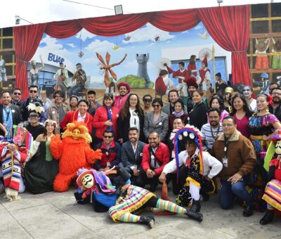 La rectora María Lilia Cedillo Ramírez inaugura el mural “CCU, 15 años de arte y cultura”. (Especial)