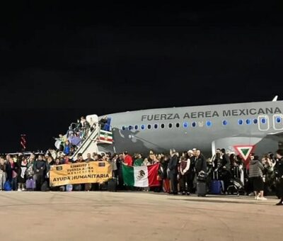 El primer avión del Ejército con 135 mexicanos repatriados de Israel ante el conflicto con Hamas llegó a la Base Aérea de Santa Lucía. Crédito: Héctor García