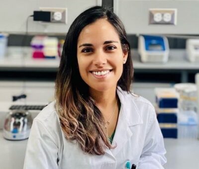La microbióloga Alicia Rojas en la Universidad de Costa Rica en San José, en noviembre de 2022. (Foto: DIANA ROJAS)