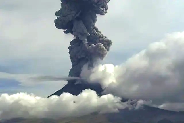 Popocatépetl sorprende con fumarola tras eclipse solar (Especial)
