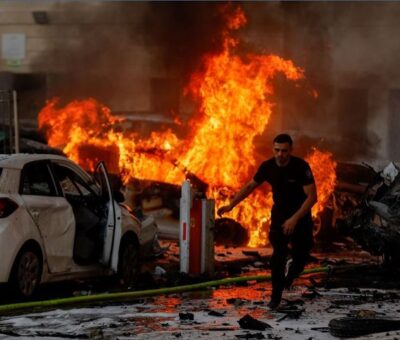 Incendio en la ciudad israelí de Ashkelón tras el lanzamiento de cohetes desde Gaza, este sábado. Foto: AMIR COHEN (REUTERS)